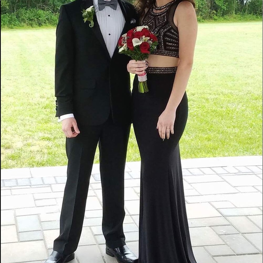 A black prom dress